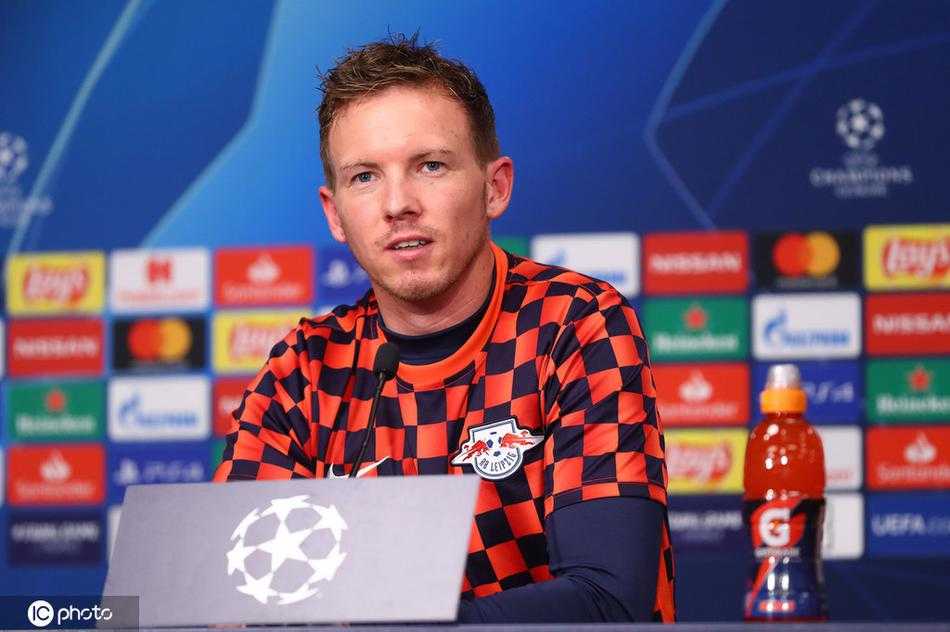 发布会现场的媒体区，各国记者们聚精会神，手中的相机和录音笔如林，所有人的目光都聚焦在台上的纳格尔斯曼，记录下这支德甲新军在欧冠征程上的每一个声音。