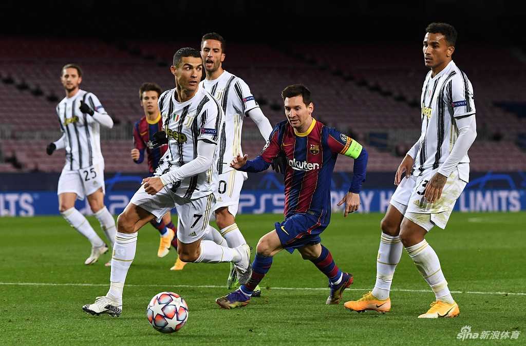 赛前哨声尚未吹响，诺坎普的灯光洒在梅西与C罗肩头，两位纵横绿茵近二十载的王者相视一笑，紧紧相拥，仿佛在向过往的青春岁月致以最温暖的敬意。