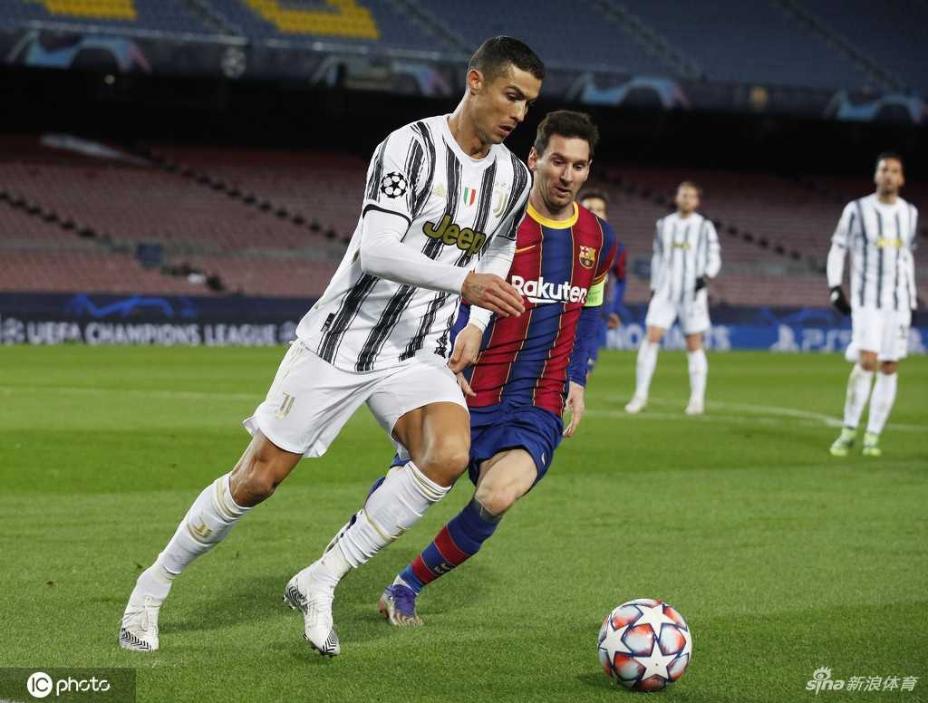 夕阳余晖般的灯光下，C罗奋力回追，在禁区线上卡住梅西的身位，两人肌肉紧绷，眼神交汇，仿佛整个世界都为之静止，只剩下这绝代双骄最纯粹的力量对话。