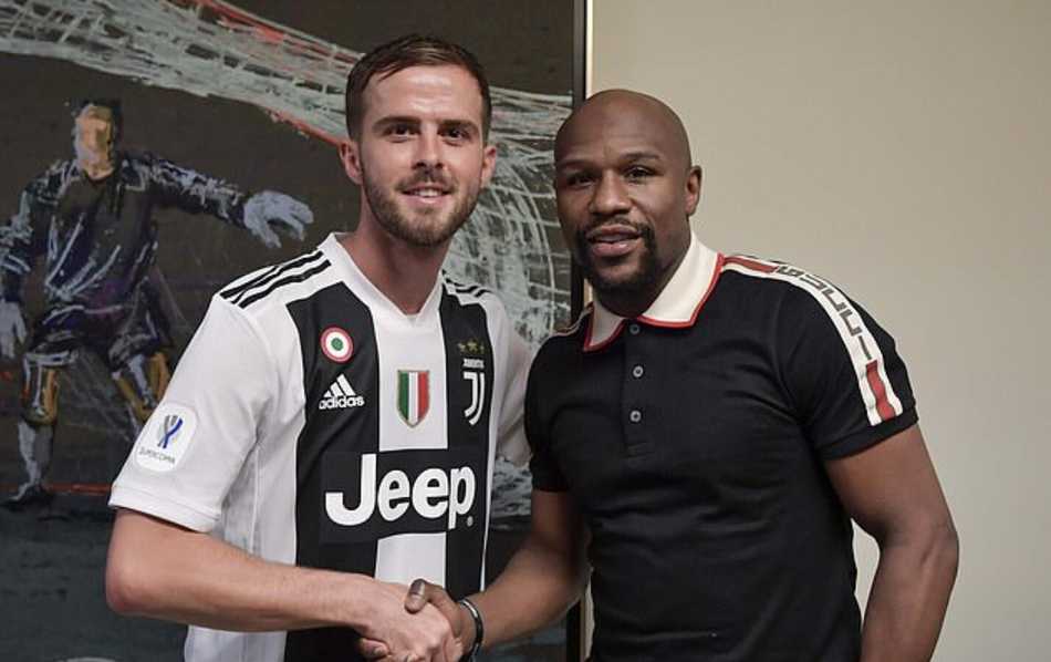 镜头特写中，C罗将超级杯金牌轻轻挂在梅威瑟胸前，梅威瑟双手合十表示敬意，两人目光交汇，仿佛进行着无需言语的灵魂对话，背景虚化的奖杯反射出金色光芒。