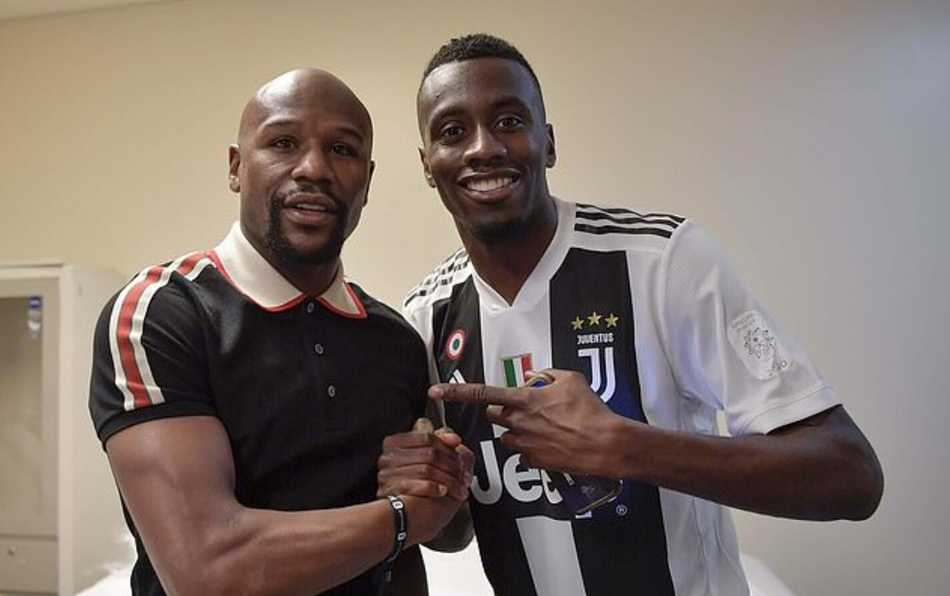 都灵夜色已深，梅威瑟戴着墨镜叼着雪茄离开球场，他特意转身向尤文图斯方向竖起大拇指，而C罗的身影仍留在灯火通明的球员通道口，两位传奇用各自的方式向这个伟大的夜晚告别。