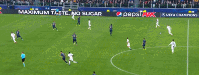 梅西主罚任意球前专注凝视球门，助跑后左脚内侧搓出美妙弧线，皮球越过人墙急速下坠钻入网窝，利物浦门将毫无反应。