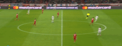 进球后的马内激情滑跪庆祝，利物浦队友纷纷涌上前来，安联球场的客队看台上红军球迷陷入疯狂。