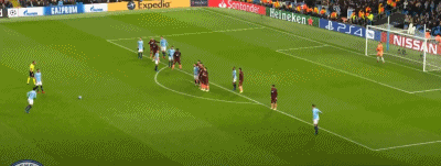 欧足联官方评选的欧冠十佳球海报中，C罗倒钩、梅西任意球、马内挑射等经典瞬间被制作成动态集锦，画面光影交错极具视觉冲击力。