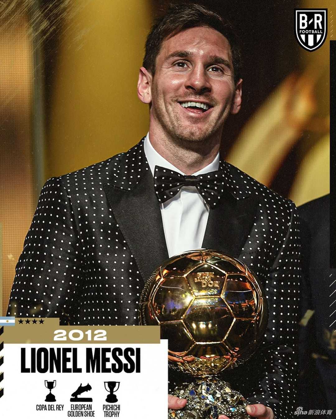 梅西低头轻抚金球奖杯，宛如艺术家欣赏自己最心爱的杰作