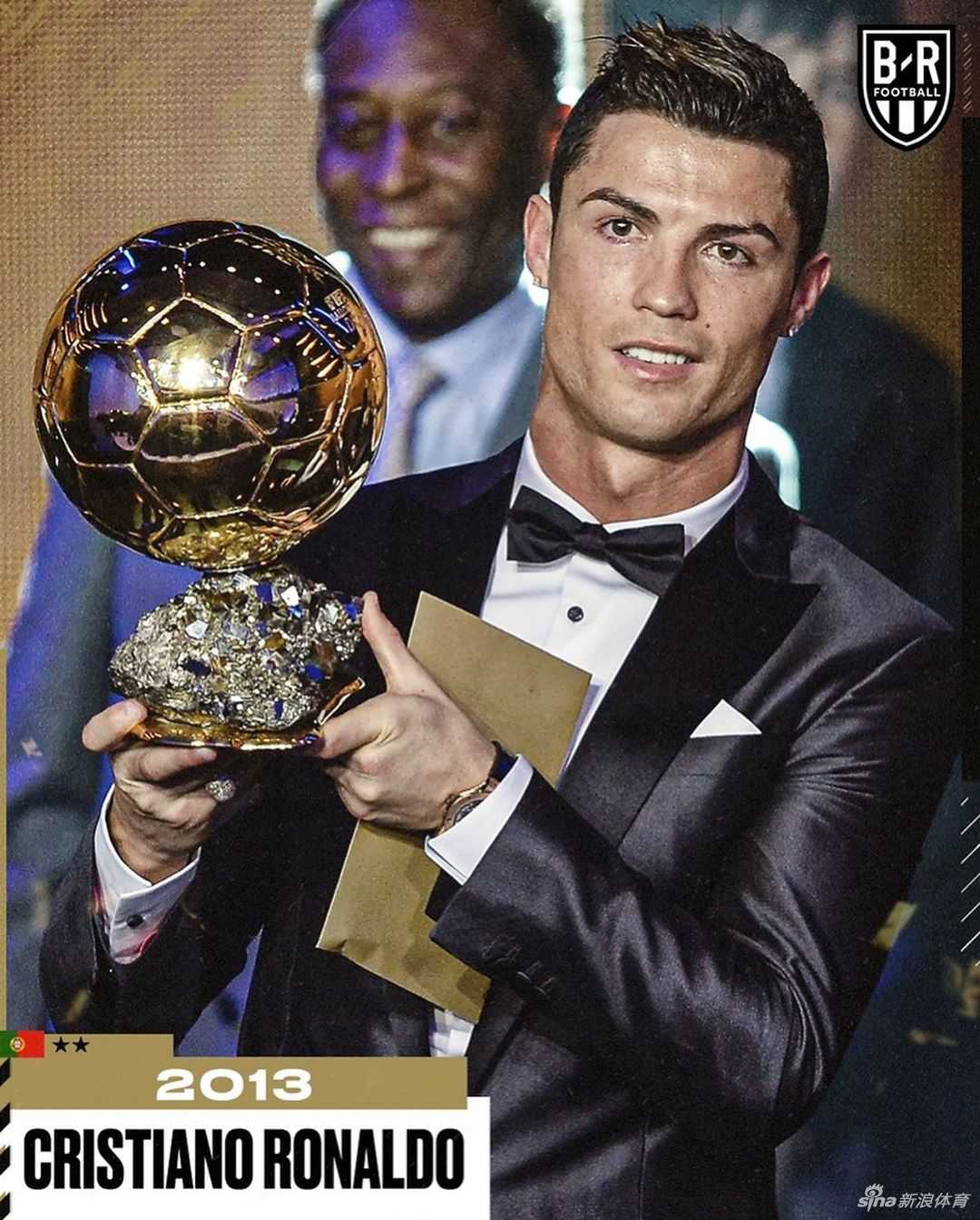 C罗身披葡萄牙国家队战袍展示金球，眼神中满是对祖国荣耀的珍视