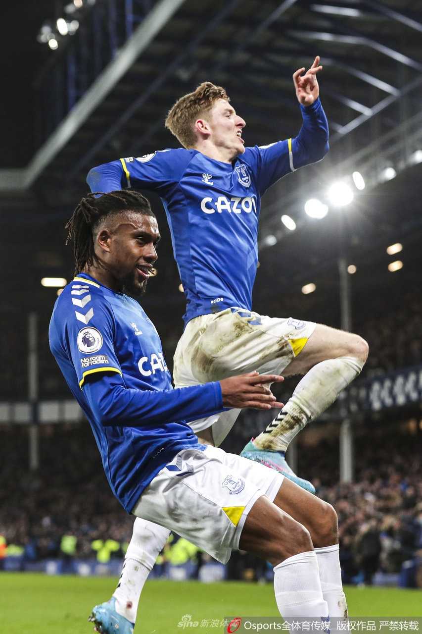 埃弗顿球员伊沃比在打入绝杀进球后张开双臂奔向角旗区疯狂庆祝，他的脸上写满了纯粹的狂喜与释放，身后是追逐而来的激动队友。