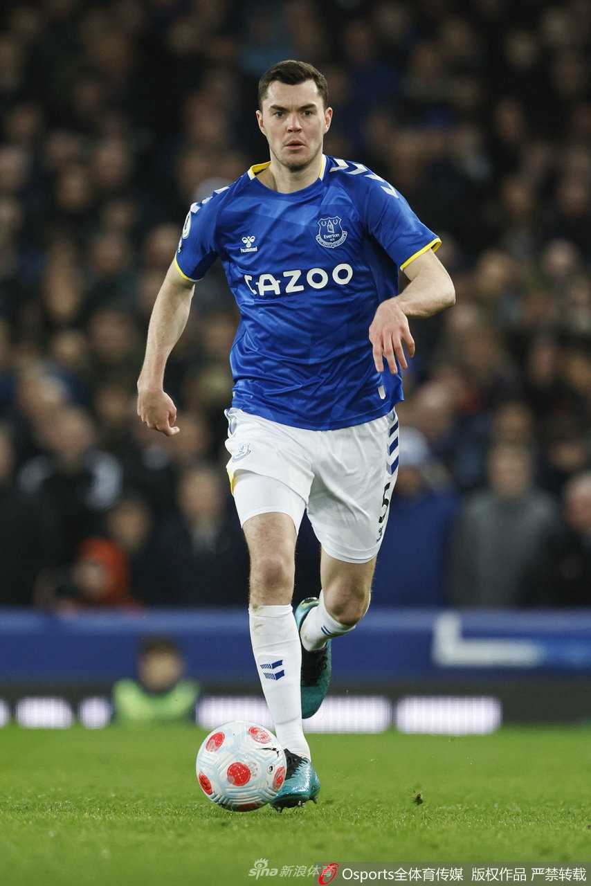 看台上密密麻麻的埃弗顿球迷挥舞着蓝色围巾，形成了一片汹涌的蓝色海洋，他们的呼喊与信念成为了球队场上拼搏的第十二人。