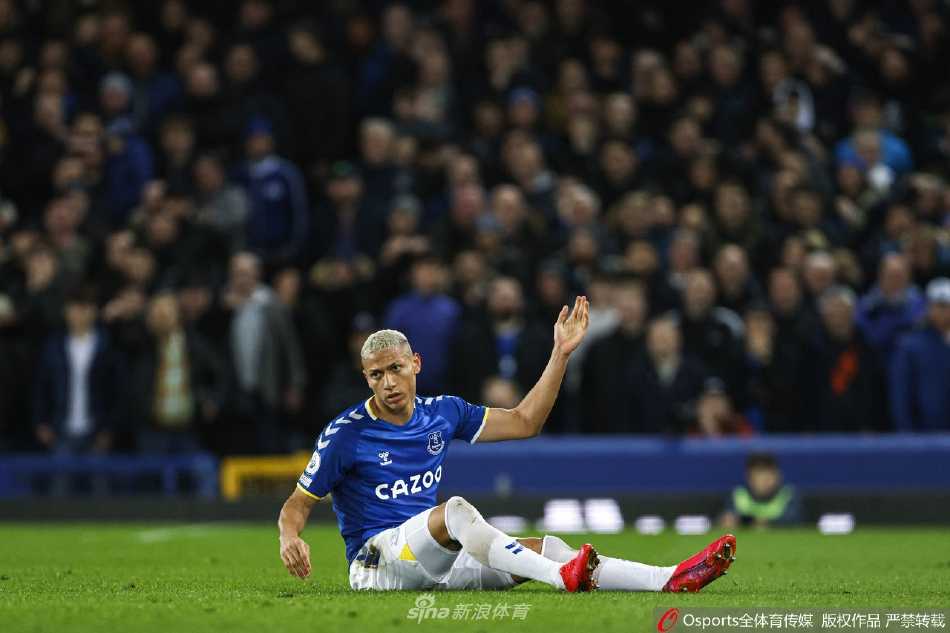 比赛结束后，埃弗顿球员们手拉手走向看台，向坚守到最后并给予他们巨大支持的球迷们致以最深的谢意。