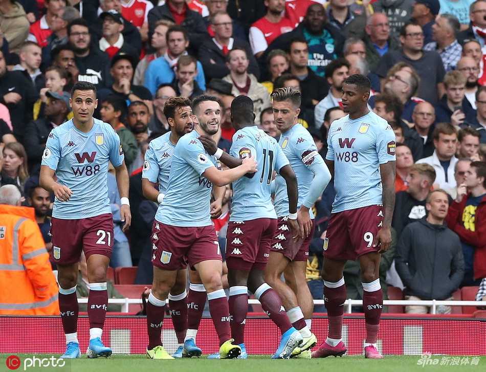 维拉球员在阿森纳禁区内乱战中破门后肆意庆祝，与远端无奈叉腰的枪手后卫形成鲜明对比。