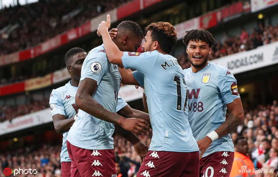 尼古拉斯佩佩在禁区内侧身腾空倒钩打门，身体在空中完全舒展，展现了极佳的柔韧性和射门欲望。