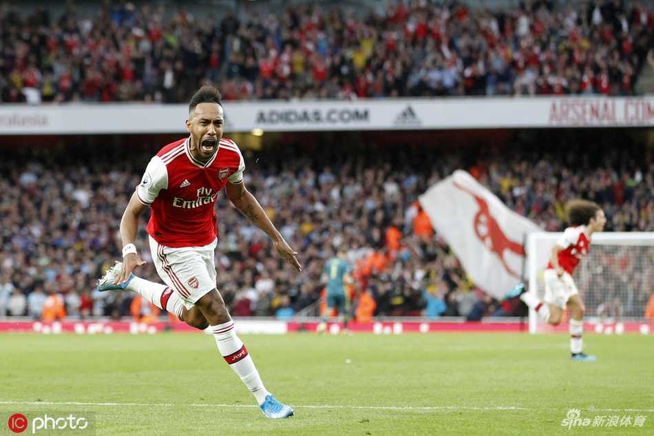 维拉队长格拉利什破门后握拳怒吼，面部表情因激动而极度扭曲，宣泄着再度领先的狂喜。