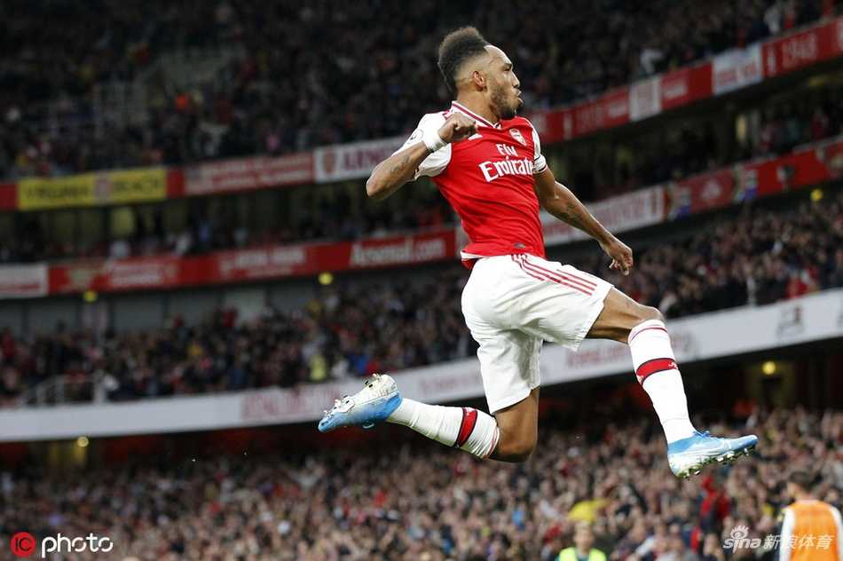 阿森纳门将莱诺飞身扑向远角，身体在空中完全展开，指尖几乎触碰到皮球，力保球门不失。