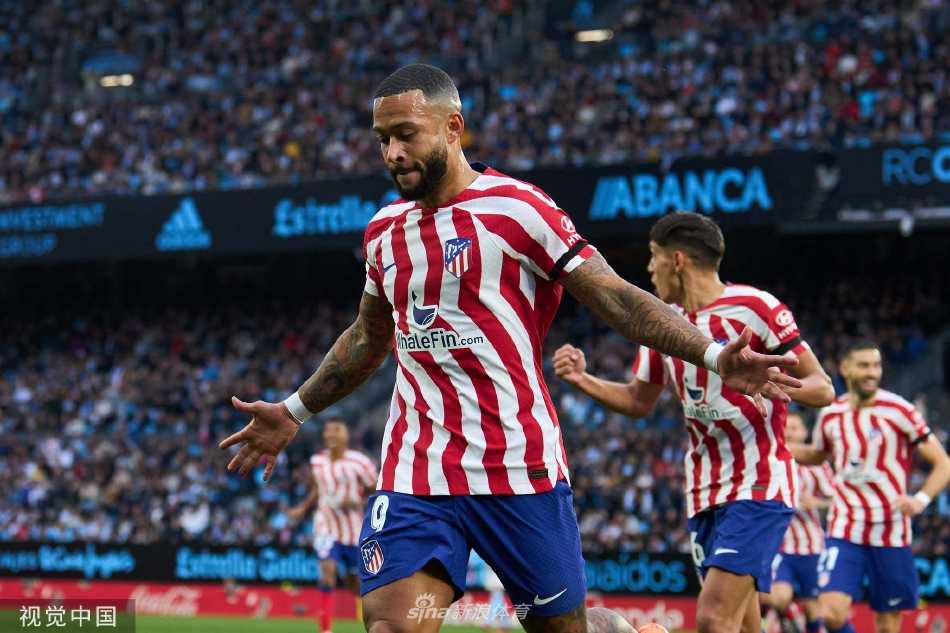 萨维奇犯规瞬间，无奈目送裁判出示红牌，马竞球员神情凝重，塞尔塔主场球迷沸腾施压