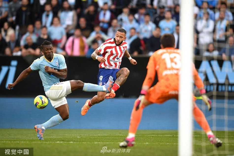 西蒙尼场边挥拳怒吼激情指挥，标志性的庆祝动作彰显其匪帅本色与对胜利的渴望