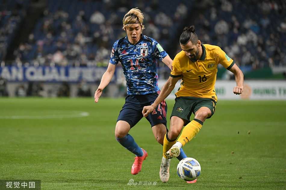 日本队球员在开赛前奏国歌环节，主帅森保一眼含热泪，全场氛围肃穆而悲壮