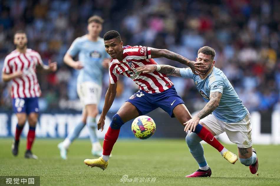 比赛结束后，马竞球员围拢在一起庆祝来之不易的胜利，客队看台上旗帜挥舞