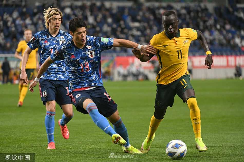 澳大利亚门将马修·瑞恩飞身单掌托出浅野拓磨射门的瞬间，皮球轨迹因他的扑救而发生偏转