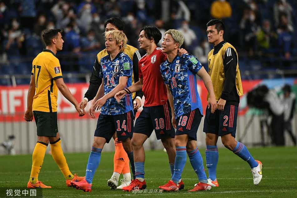 日本队中场核心田中碧在禁区内停球后起脚劲射的瞬间，皮如出膛炮弹飞向球门远角