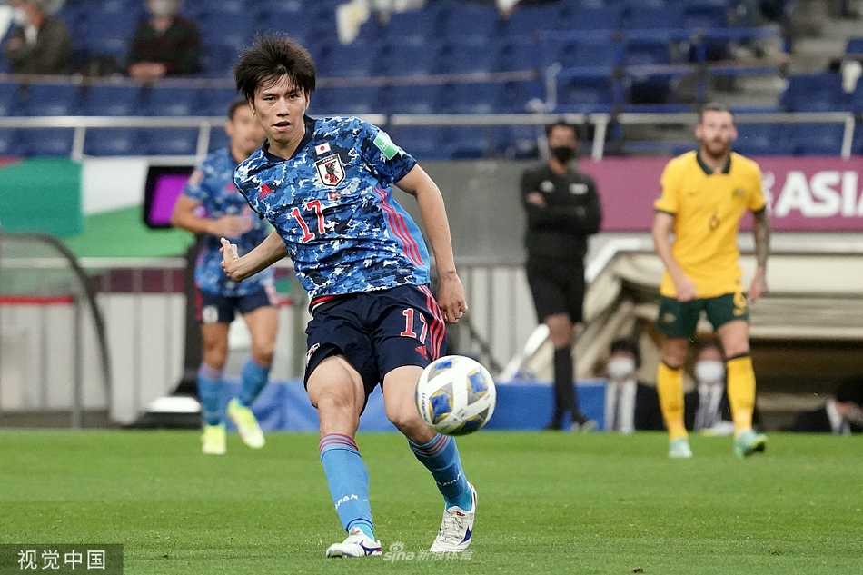 皮球不幸击中澳大利亚后卫比伊奇腿部折射入网成为乌龙球的瞬间，他脸上写满了震惊与沮丧