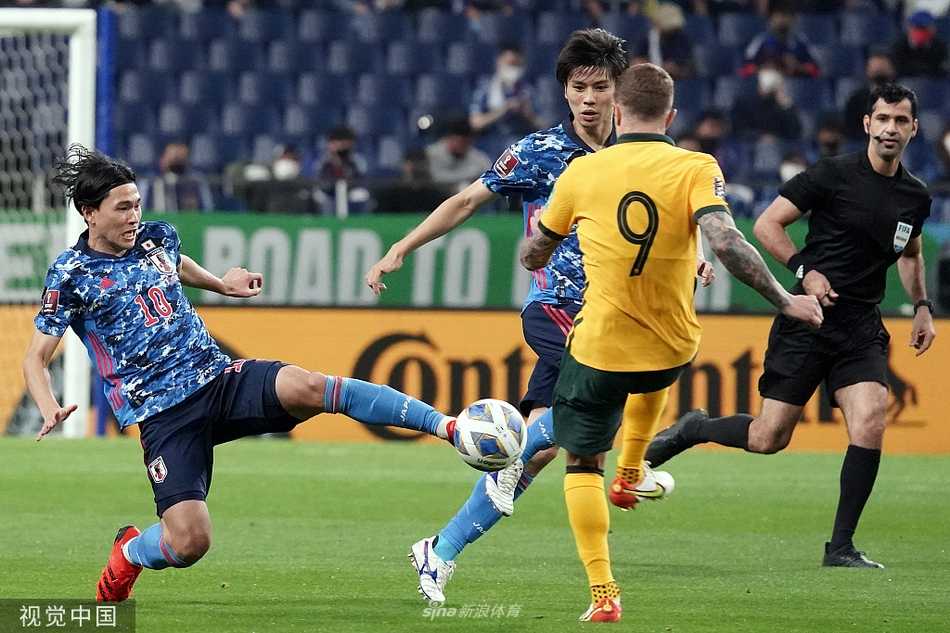 比赛结束后，日本队全体球员走向场边，手拉手向支持他们的主场球迷鞠躬致谢，场面感人