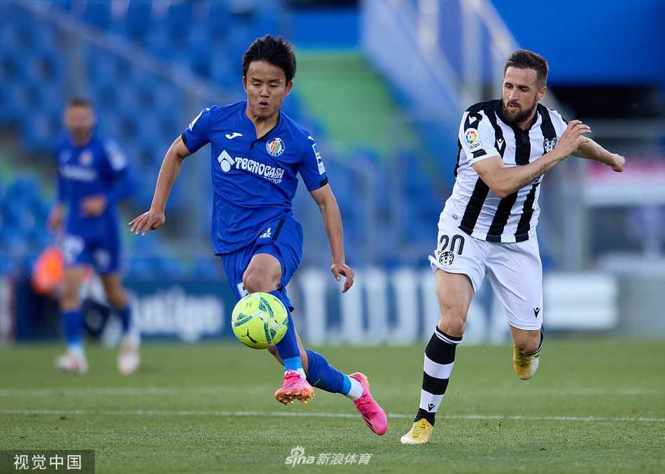 绝境重生:久保健英世界波助赫塔费保级,阿方索球场沸腾夜 赫塔费球员在进球瞬间激情相拥,背景是虚焦的球场灯光和看台上沸腾的人浪