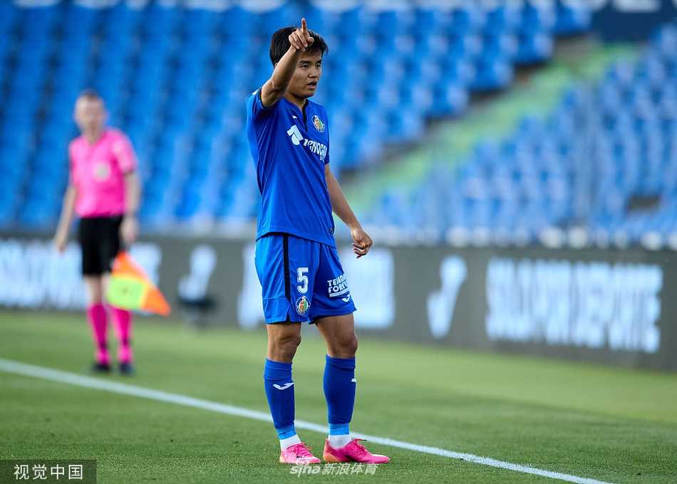 绝境重生:久保健英世界波助赫塔费保级,阿方索球场沸腾夜 进球功臣卡莱斯·阿莱纳握拳怒吼庆祝,他的队友们从四面八方向他跑来,分享进球的喜悦