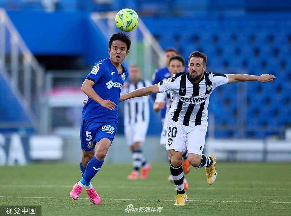 绝境重生:久保健英世界波助赫塔费保级,阿方索球场沸腾夜 赫塔费主帅在场边紧张地指挥比赛,他手臂挥动,面部表情严肃,身后的教练组成员也翘首以盼