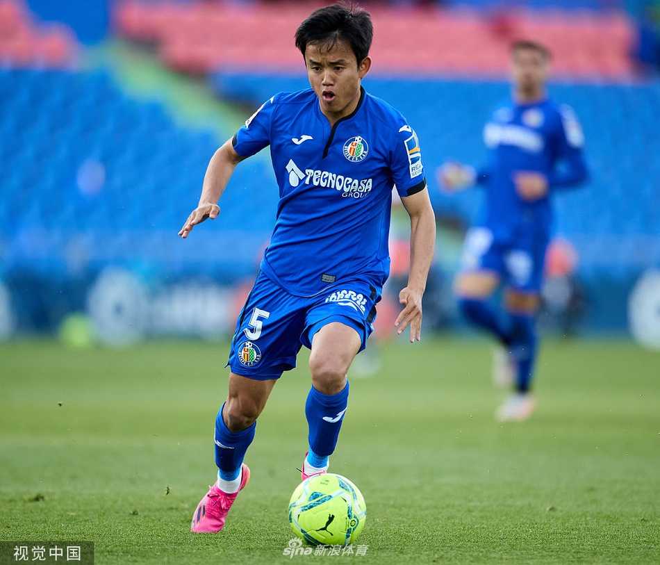 绝境重生:久保健英世界波助赫塔费保级,阿方索球场沸腾夜 莱万特球员梅莱罗进球后张开双臂激情奔跑,客队球迷区燃起烟火,庆祝这记精彩的扳平远射