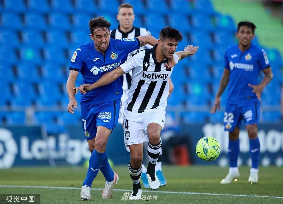 绝境重生:久保健英世界波助赫塔费保级,阿方索球场沸腾夜 终场哨响后,赫塔菲全队成员在场边紧紧围成一圈,与教练组共同庆祝这场关键的保级胜利