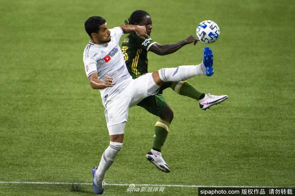 波特兰伐木者的前锋杰里米·埃博比塞张开双臂激情滑跪，他的身后是队友们冲上来庆祝的身影，草皮在他身下划出长长的痕迹，仿佛在宣泄着打破僵局后的无尽喜悦。