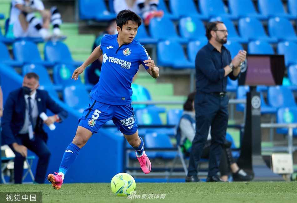 绝境重生:久保健英世界波助赫塔费保级,阿方索球场沸腾夜 进球后的久保健英脱掉球衣拿在手中,激情庆祝,他身后是同样狂奔而来的队友和看台上起立欢呼的球迷