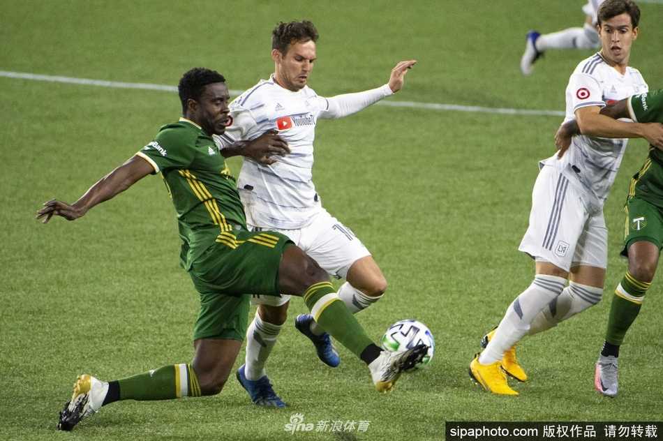 普罗维登斯公园球场在秋夜中灯火通明，尽管看台上缺少了往日的喧嚣球迷，但记分牌上醒目的1-1比分无声地诉说着场上较量的激烈与胶着。