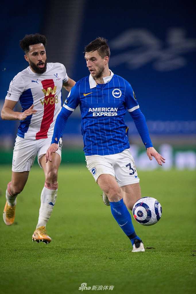 攻入扳平一球的布莱顿后卫费尔特曼激动地挥拳怒吼，他的身边是狂奔过来庆祝的队友格罗斯，这个进球让整座球场看到了逆转的希望。