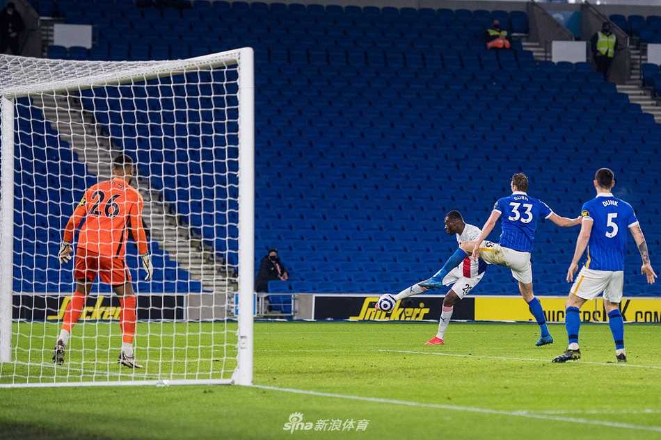 布莱顿球员邓克在重压下艰难起脚，他面前是水晶宫队长米利沃杰维奇和卡希尔组成的钢铁防线，整场比赛他们都在进行着这样激烈的肌肉碰撞。