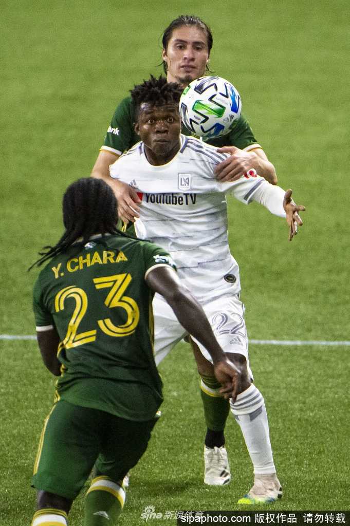 16岁的洛杉矶FC小将克里斯蒂安·托雷斯在客队球迷区前忘情怒吼，他稚气未脱的脸上写满了难以置信与狂喜，队友们从四面八方冲过来，即将把他淹没在庆祝的人海中。