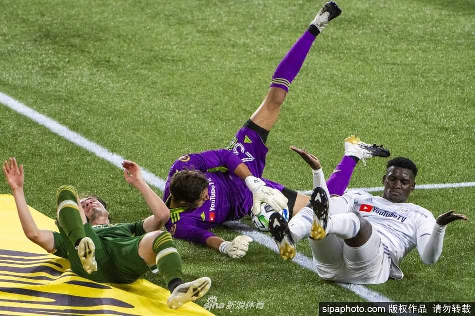 终场哨响后，波特兰伐木者的球员们难掩失落，有的双手叉腰低头不语，有的仰望夜空，与不远处正在庆祝的洛杉矶FC球员形成了鲜明而残酷的对比。