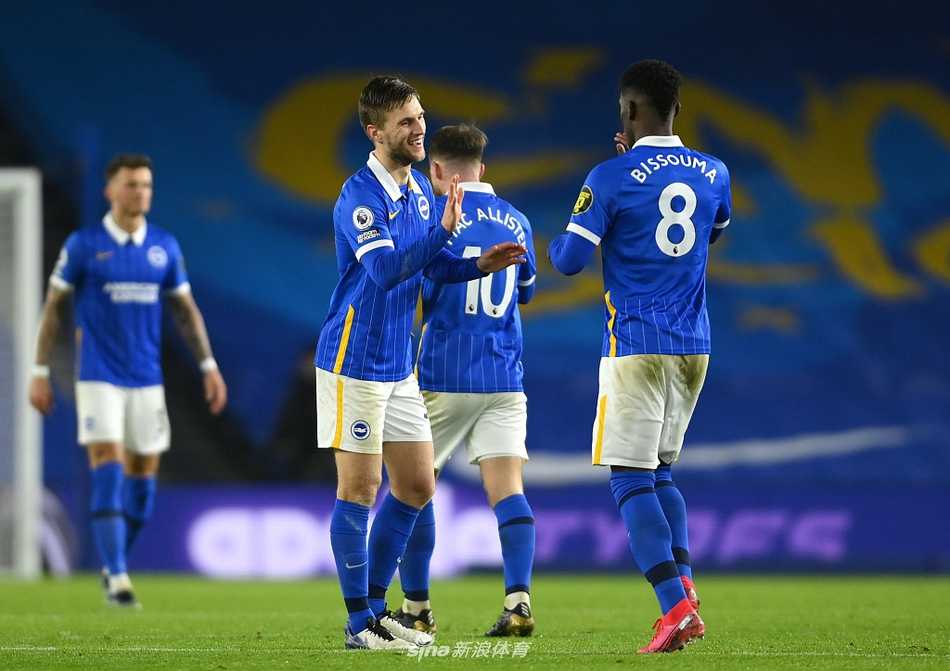 水晶宫老帅霍奇森在场边振臂高呼，与自己的助手庆祝这来之不易的胜利，他的经验和调整最终帮助球队在客场带走了三分。