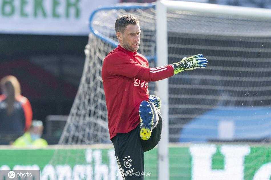 阿贾克斯众将围在一起，肩搭着肩，眼神中燃烧着对胜利的渴望，在空旷的德奎普球场内高唱队歌，为即将到来的决战蓄势。