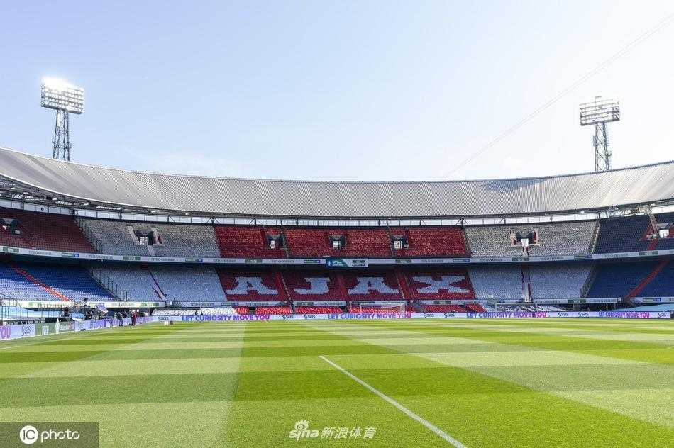 塔利亚菲科在边路高速插上，眼睛死死盯着来球，仿佛一只猎豹在追逐猎物，准备将对手的进攻扼杀在摇篮之中。