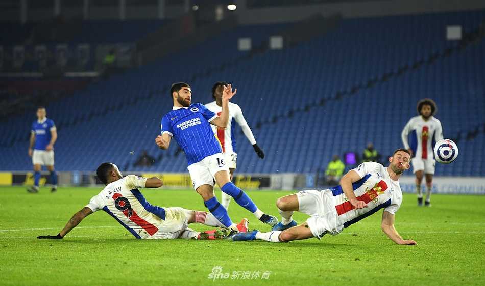 比赛结束后，布莱顿球员邓克瘫倒在草坪上，神情落寞，他身旁是同样失望的队友，与远处欢庆胜利的水晶宫球员形成了鲜明而残酷的对比。