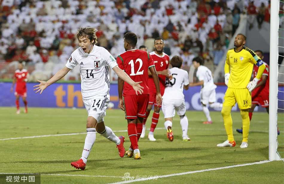 日本队防守球员如猎豹般紧贴阿曼攻击手，在草皮上掀起一阵绿色的对抗风暴。