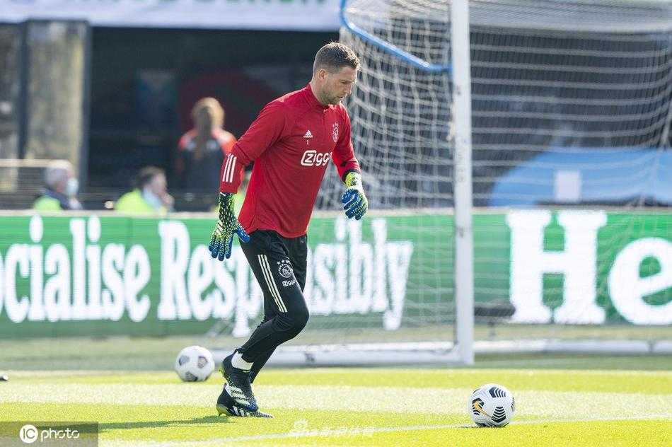 阿莱在人群中高高跃起，犹如一座高塔，用胸部优雅地将球停下，随后冷静地观察着队友的跑位，仿佛一位指挥官在审视战场。