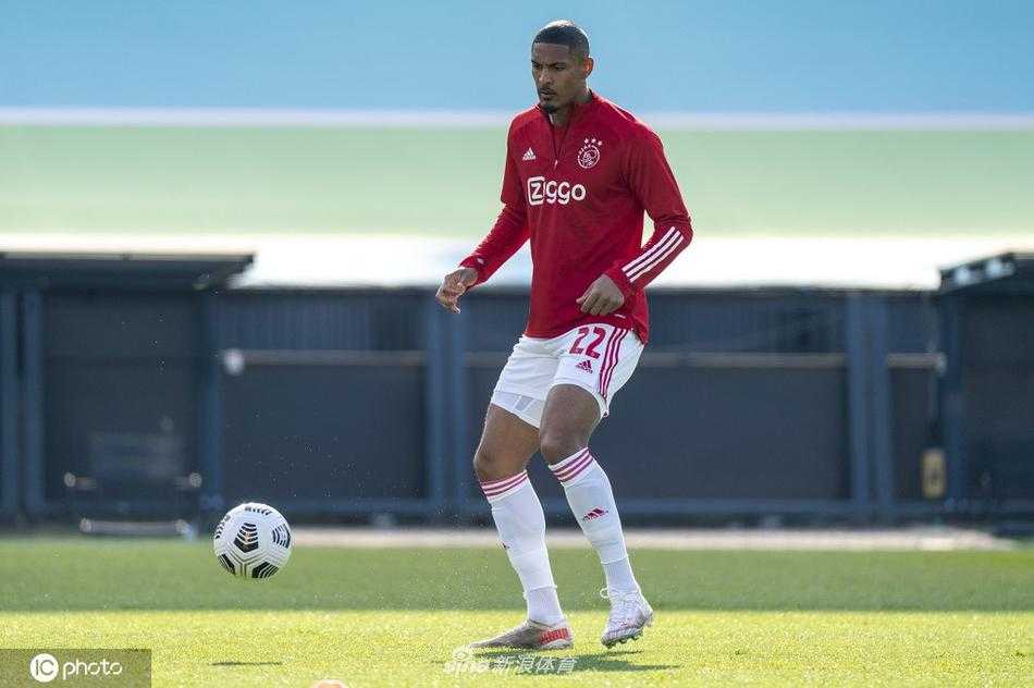 内雷斯在接球瞬间，眼神专注而锐利，身体舒展如弓，不等皮球落地便是一记推射，将绝杀的渴望凝聚在脚与球的碰撞之间。