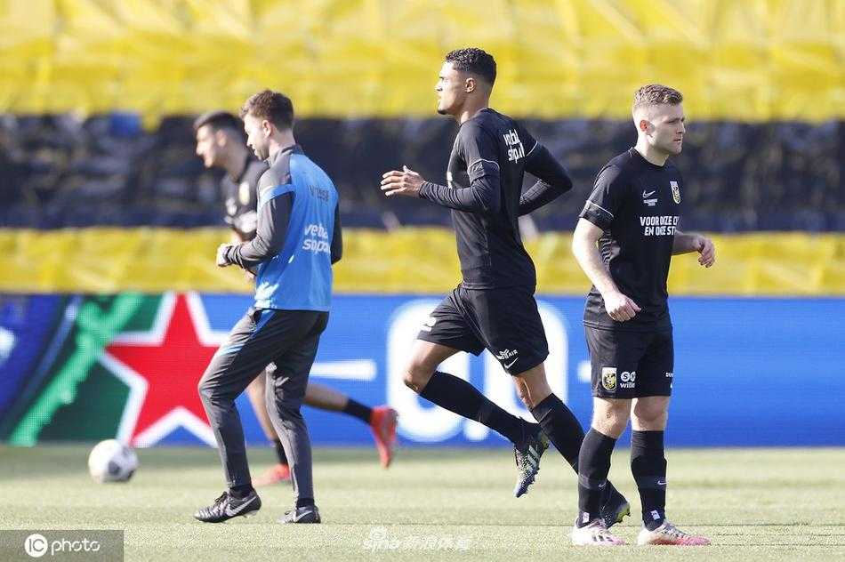 终场哨响，阿贾克斯的球员们紧紧拥抱在一起，绝杀功臣内雷斯被队友们团团围住，每个人的脸上都绽放着如孩童般纯真而狂喜的笑容。