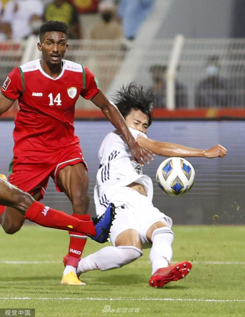 日本球员三笘薫在边路如风一般掠过防守，他眼神坚毅地望向中路，下一秒就是决定胜负的关键一传。