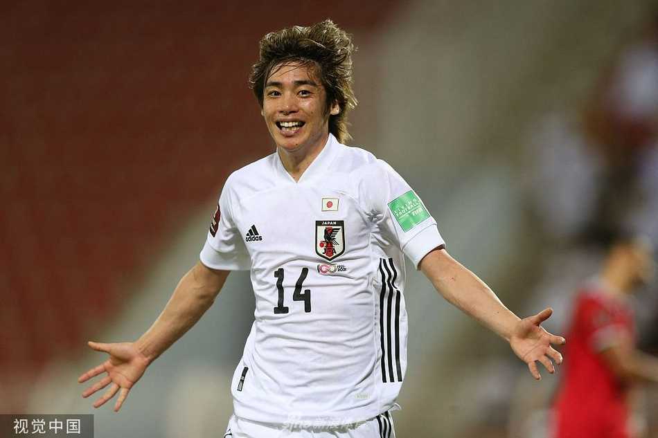 伊东纯也在进球后振臂怒吼，脸上的青筋清晰可见，身旁的队友纷纷冲向这位用行动为球队带来胜利的英雄。