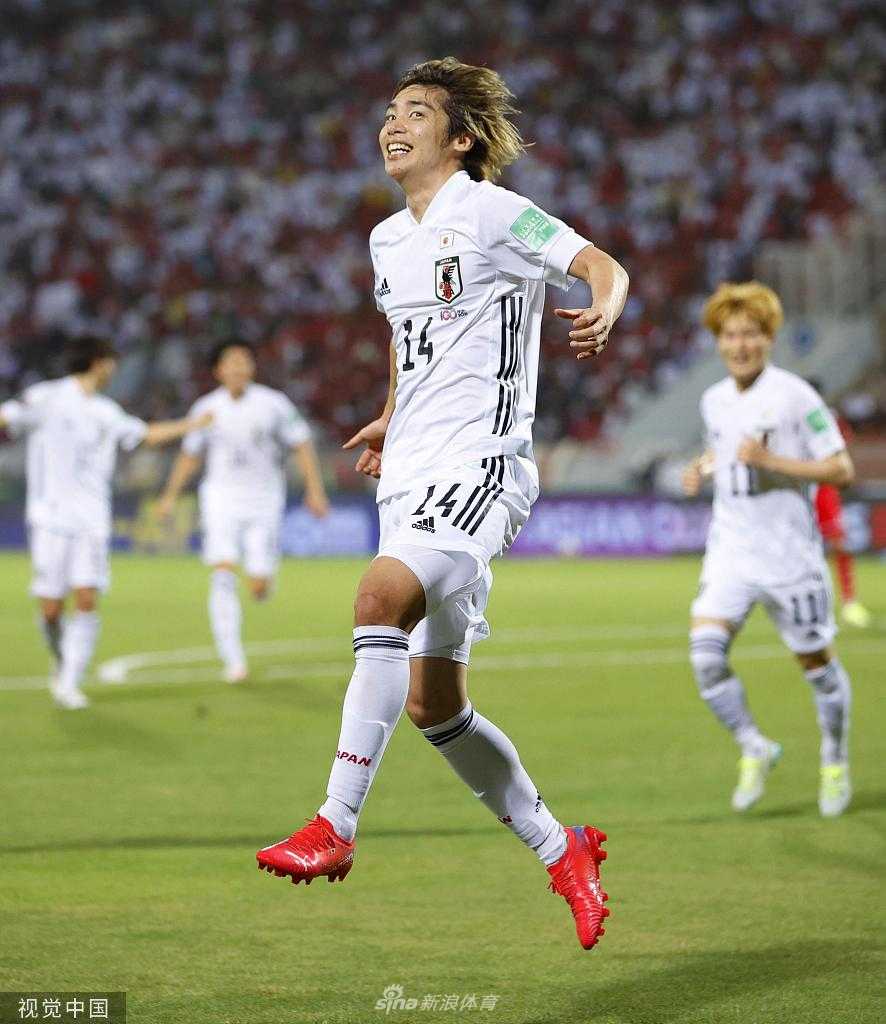 进球瞬间，皮球应声入网的那一刻，几名日本球员的身影与拼命回追却无能为力的阿曼后卫形成鲜明对比。