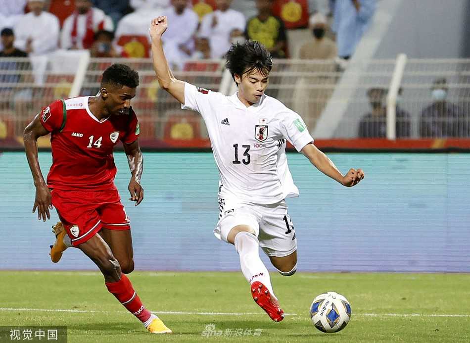 进球功臣伊东纯也被队友们团团围住，大家脸上的笑容如同马斯喀特的阳光般灿烂，庆祝这个金子般的进球。