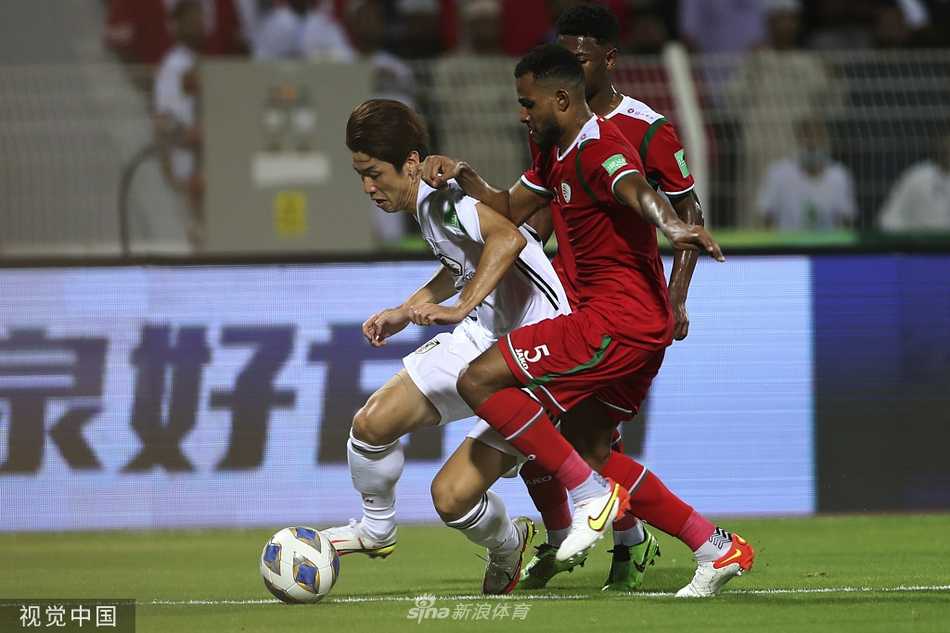 比赛结束后，日本队球员集体走向客场球迷看台致谢，他们高举双手，将这场客场胜利的喜悦与支持者分享。